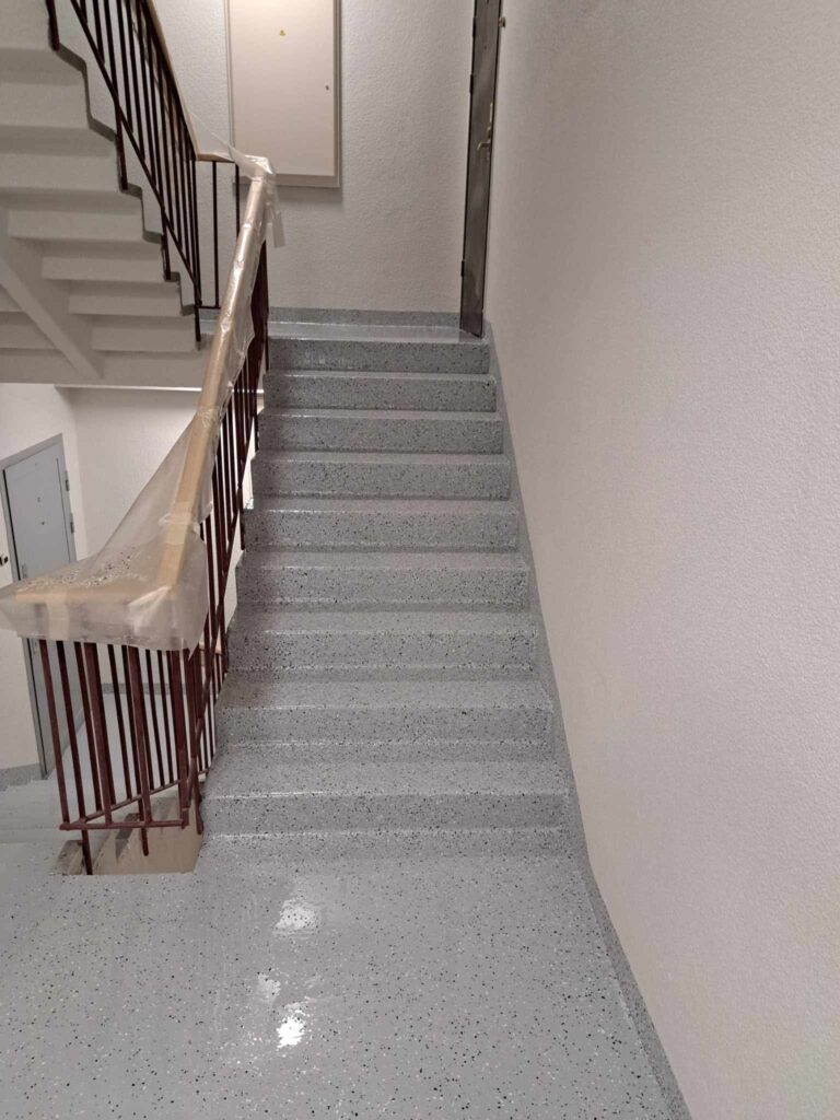 Hall epopõrand kortermaja trepikojas, vastupidav kate igapäevaseks kasutuseks.
